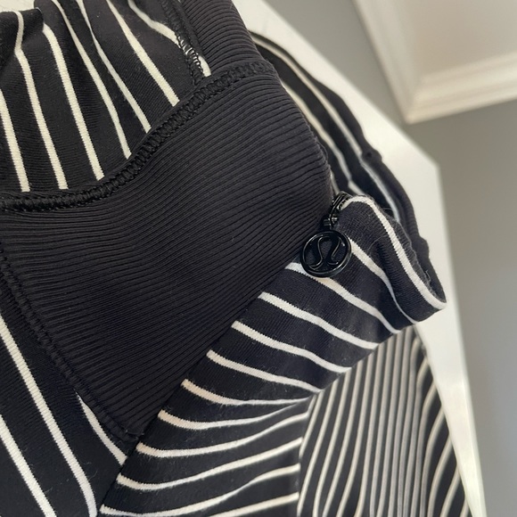 Lululemon base runner 1/2 zip sz 10 black with white stripes - Picture 3 of 8